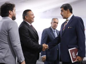 Maduro-Firma-Documentos-Entre-Presidenciales1-1