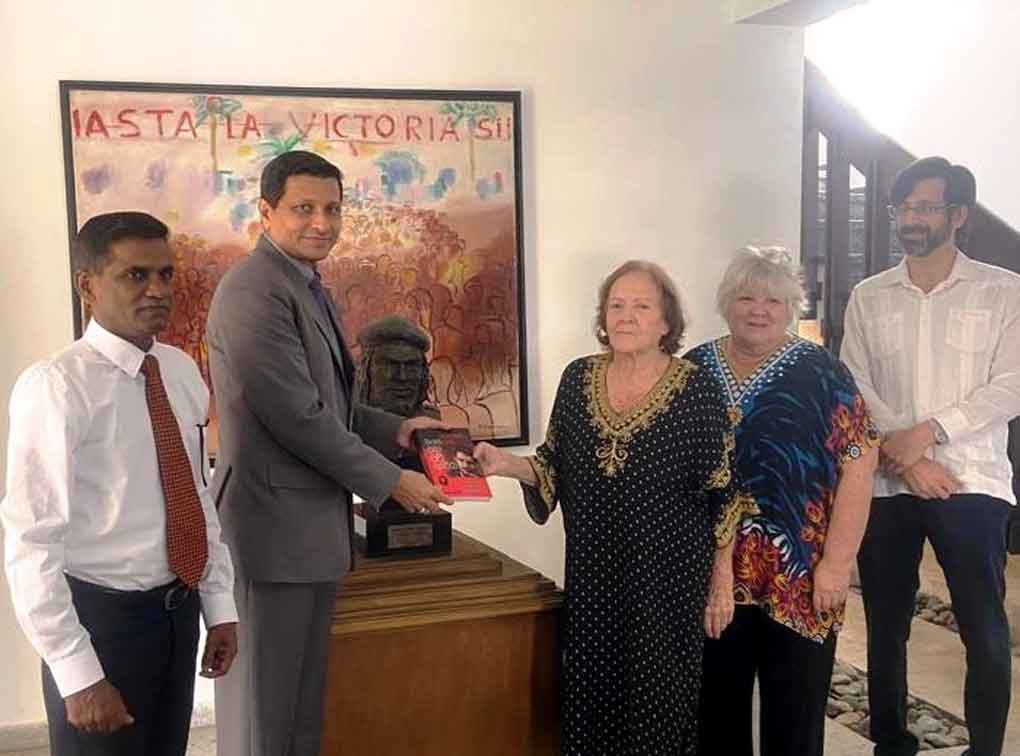 sri-lanka-donates-sinhalese-language-book-on-che-to-cuban-institution