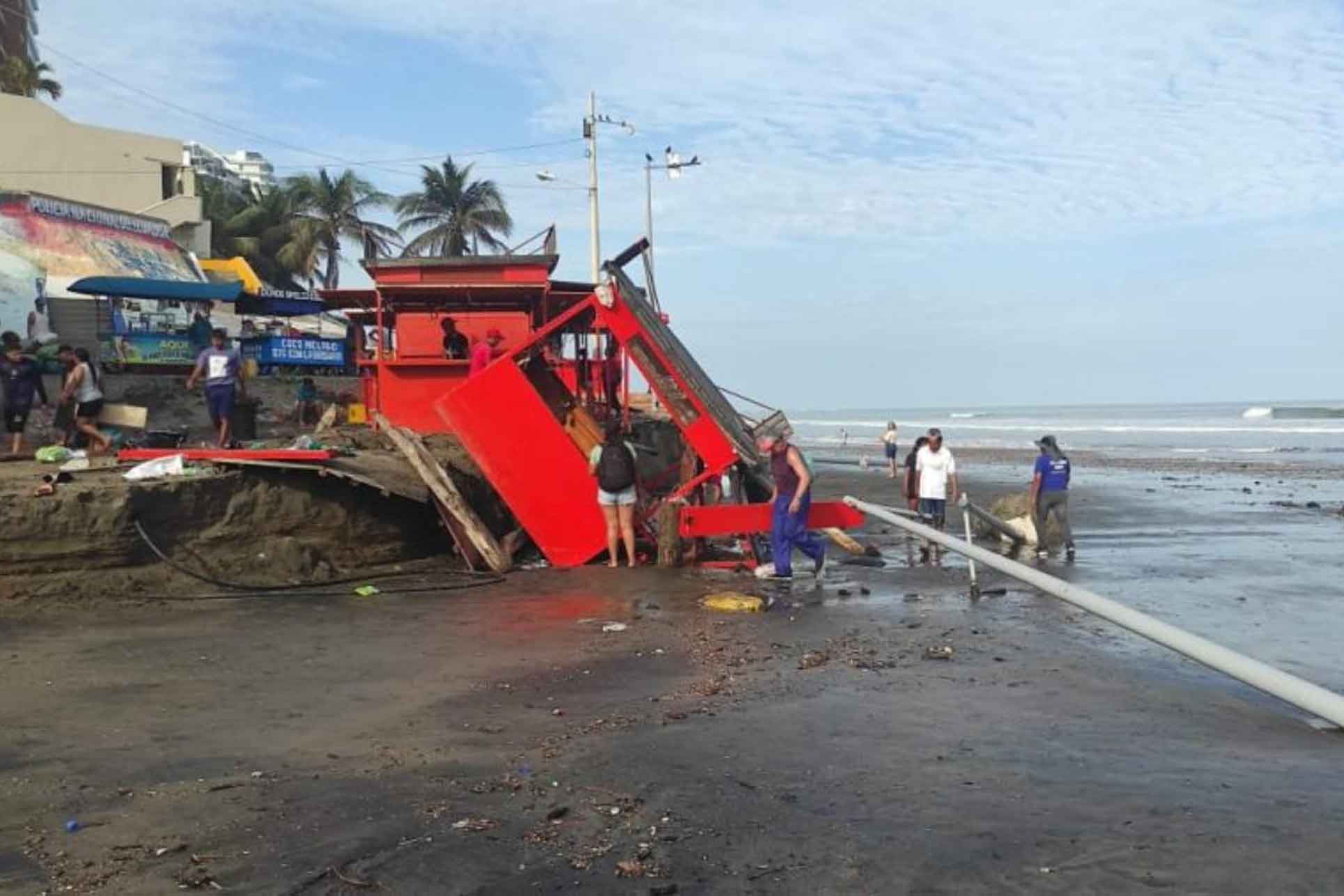 huge-waves-in-ecuador-leave-three-dead-and-material-damage